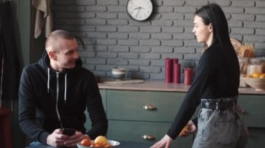 Kocasına ya da erkek arkadaşlarına zorbalık eden genç bir kadın.