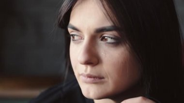 Aile içi şiddet mağdurunun evde ağladığı orta boy bir fotoğraf.