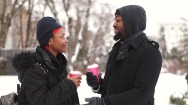 Çift, kış günü kahve içip şehri keşfediyor.