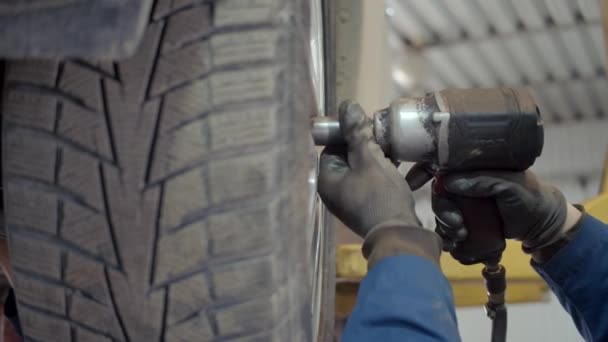 汽车维修中带有螺丝刀钻的机械紧固轮 — 图库视频影像