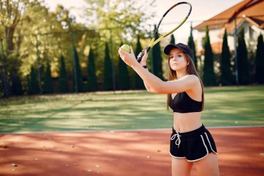 Tenis kortunda güzel ve şık bir kız.