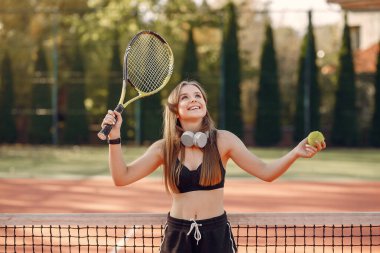 Tenis kortunda güzel ve şık bir kız.