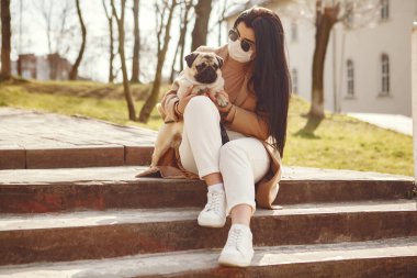 Esmer, maskeli, köpekli.