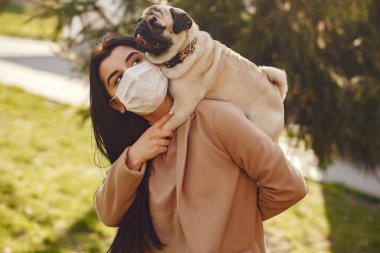 Esmer, maskeli, köpekli.