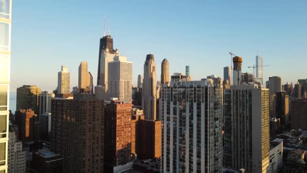 Chicago Cityscape o zachodzie słońca - widok z lotu ptaka — Wideo stockowe