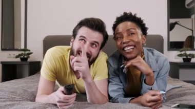 Çok ırklı bir çift evde birlikte vakit geçiriyor.