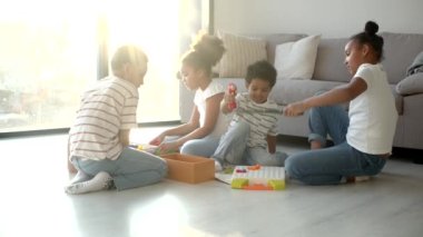 Afrikalı Amerikalı çocuklar evde eğitici oyuncaklar oynuyorlar.