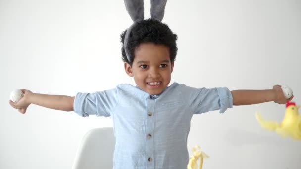 Afrykańskie amerykańskie dzieci w szkole bawią się i bawią na Wielkanoc — Wideo stockowe