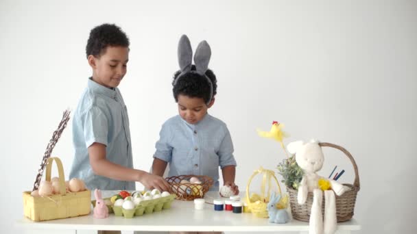 Schön gekleidete Kinder feiern gemeinsam Ostern — Stockvideo