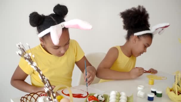 Des enfants dessinent ensemble à Pâques dans une pièce blanche — Video