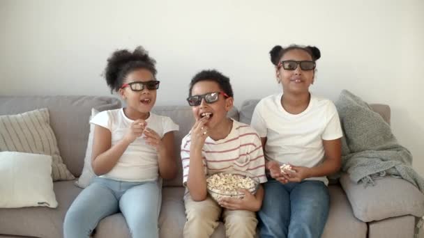Crianças bonitos em óculos 3d assistindo filme no sofá — Vídeo de Stock
