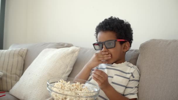 Africano americano pequeño niño viendo 3d película en sofá — Vídeo de stock