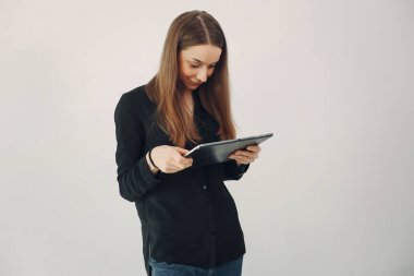 Beyaz arka planda dizüstü bilgisayarı olan bir kız.