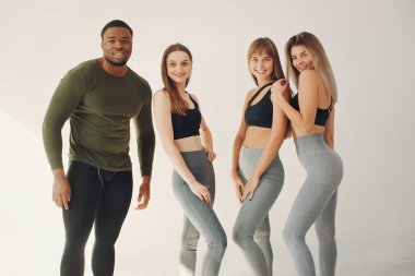 Beyaz arka planda duran spor grubu