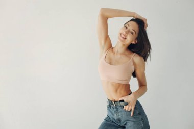 Moda kızı fotoğraf stüdyosunda poz veriyor.