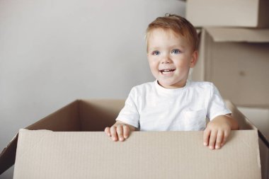 Aile taşınıyor ve kutu kullanıyor