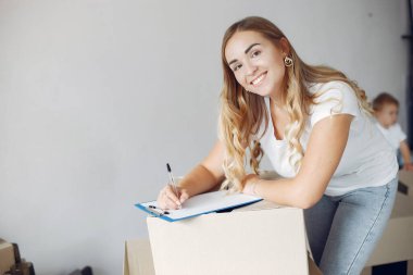 Hareket eden ve kutu kullanan bir kadın