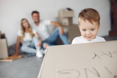 Aile taşınıyor ve kutu kullanıyor