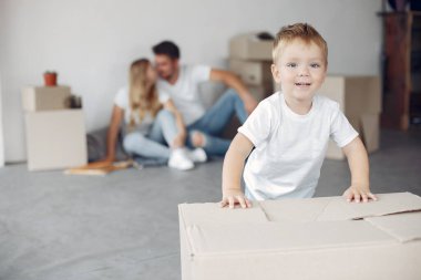 Aile taşınıyor ve kutu kullanıyor