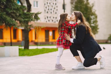 Bir Sprong şehrinde anne ve kızı.
