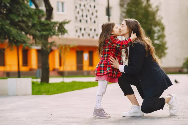 Bir Sprong şehrinde anne ve kızı.