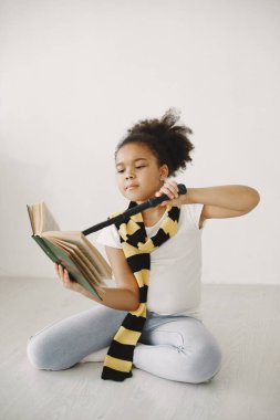 Kıvırcık saçlı çizgili eşarplı Afrikalı çocuk.