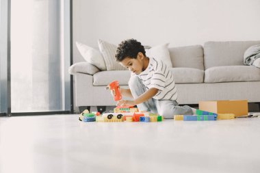 Yerde renkli bir inşaatçıyla çocuk oyunu