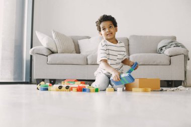 Yerde renkli bir inşaatçıyla çocuk oyunu