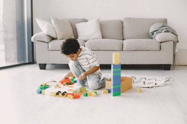 Yerde renkli bir inşaatçıyla çocuk oyunu