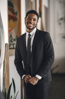 Ofisteki zarif Afrikalı adam.