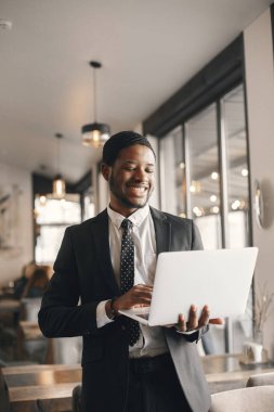 Ofisteki zarif Afrikalı adam.