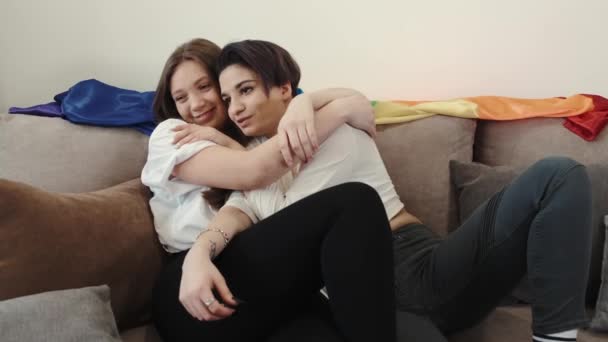 Deux jeunes femmes cool élégant, affectueux couple lesbienne lgbtq sortir ensemble en amour détente à la maison — Video