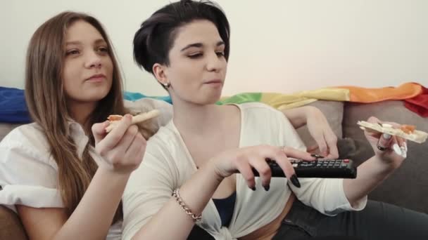 Dos jóvenes mujeres cool con estilo, pareja lgbtq lésbico cariñoso citas en el amor relajarse en casa — Vídeos de Stock