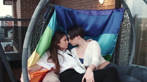 Homoseksualna para z flagą lgbt w domu przytulanie — Wideo stockowe