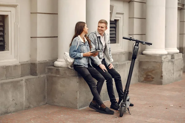 Beautiful couple spend time in a autumn city — Foto Stock