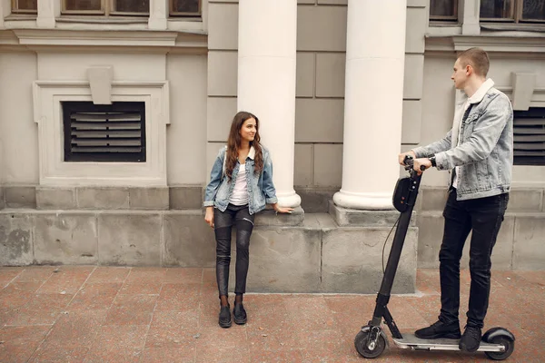 Beautiful couple spend time in a autumn city — Stock fotografie