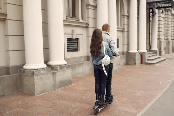 Beautiful couple spend time in a autumn city — Stock Fotó