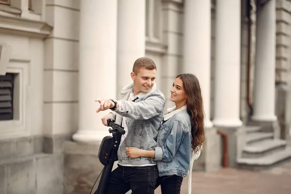 Beautiful couple spend time in a autumn city — Stock Photo, Image