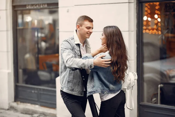 Beautiful couple spend time in a autumn city — Stockfoto