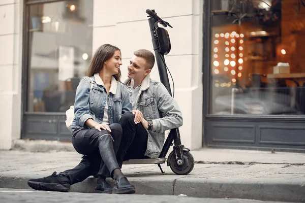 Beautiful couple spend time in a autumn city — Fotografia de Stock