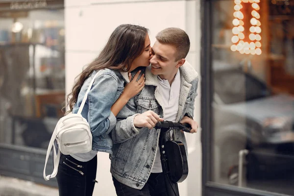 Beautiful couple spend time in a autumn city — Photo