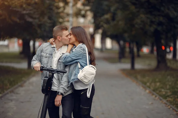 Beautiful couple spend time in a autumn city — стоковое фото