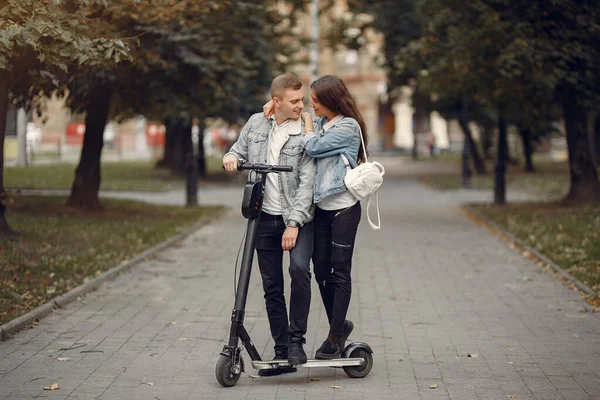 Beautiful couple spend time in a autumn city — Stockfoto