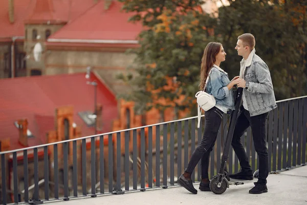 Beautiful couple spend time in a autumn city — стоковое фото