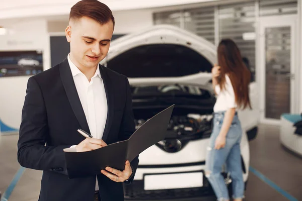 Mujer con estilo y elegante en un salón de coches —  Fotos de Stock