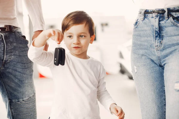 Family with little son in a car salon — Stock fotografie