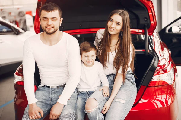 Family with little son in a car salon — Fotografia de Stock
