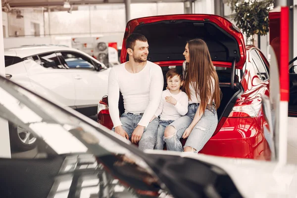 Family with little son in a car salon — Fotografia de Stock