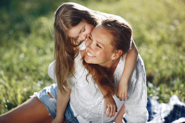 Mor med dotter leker i en sommarpark — Stockfoto