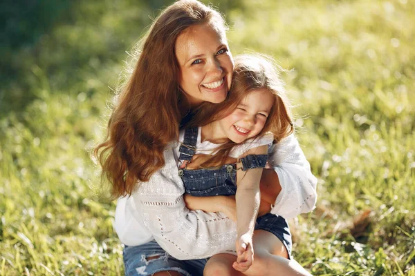 Mother with daughter playing in a summer park — Stock Photo, Image